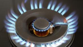 Die Gasflamme eines Gasherds, aufgenommen in Heidelberg am Mittwoch, 5. Maerz 2008. Das Bundeskartellamt geht massiv gegen die hohen Gaspreise in Deutschland vor. Die Wettbewerbsbehoerde leitete gegen rund 35 Gasversorger ein Missbrauchsverfahren wegen de