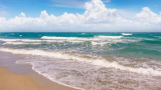 USA, Florida, Boca Raton, Beach with surf