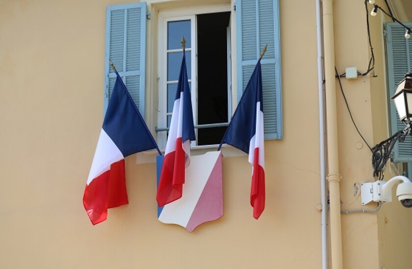 French_flags_trio_three_Adobe_575x375_160120