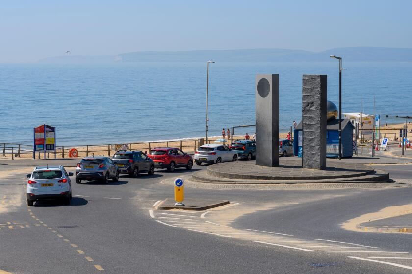 Boscombe Beach, Bournemouth, Dorset, UK, 30th April 2025, Weather. Spring heatwave. Hottest day of the year. 10 degrees above normal. Queuing traffic.