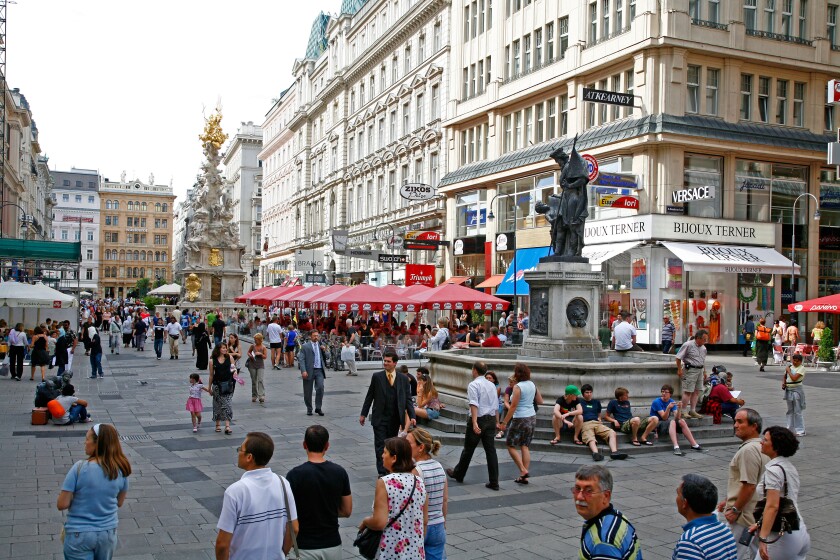 Busy street Vienna Austra_1Sep22_alamy