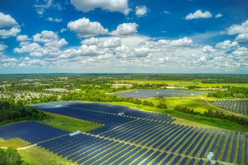 Solar farm Michigan from Alamy 19May22 575x375