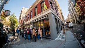Hundreds of fans line up outside of Flipper?s Japanese pancake restaurant in Soho in New York on Saturday, October 19, 2019. Foodies wait several hours on line for a chance to eat the souffle pancakes  (© Richard B. Levine)