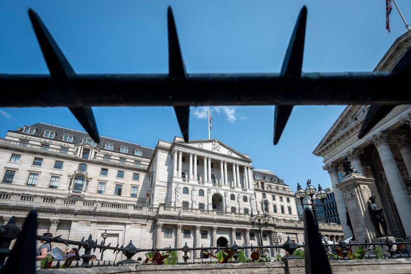 London, UK. 6 August 2025. A general view of the Bank of England in the City of London. Many economists expect that the base rate will be cut following the next Bank of England meeting on 7 August. Credit: Stephen Chung / Alamy Live News
