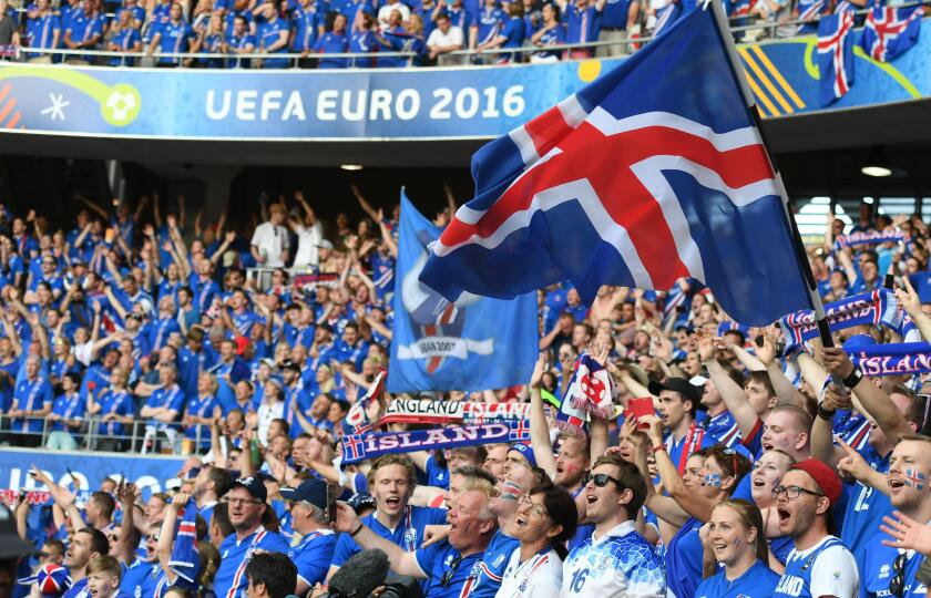 Nice, France. 27th June, 2016. Fans of Iceland cheer before the Euro 2016 round of 16 football match between England and Iceland in Nice, France, June 27, 2016. © Guo Yong/Xinhua/Alamy Live News