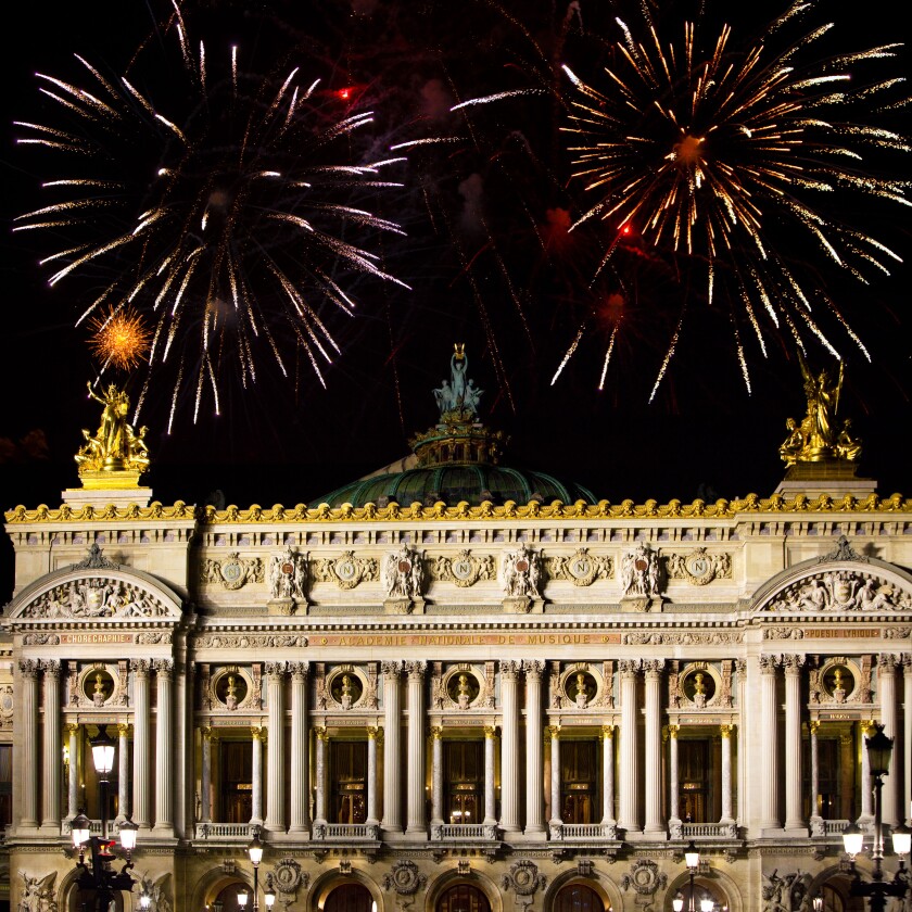 Paris France fireworks_alamy_14Sep23