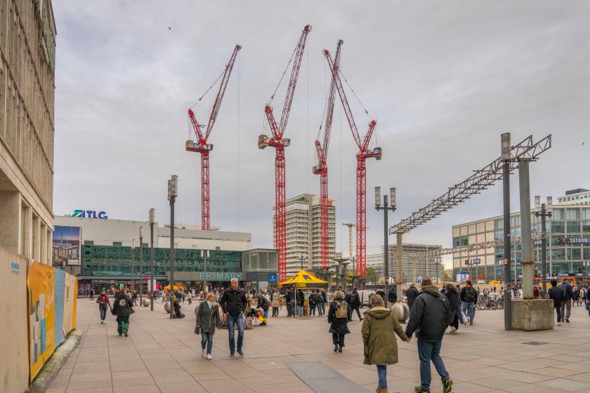 Baukrane auf der Baustelle fur das 130 Meter hohe Covivio-Hochhaus auf dem Alexanderplatz in Berlin-Mitte. Im Hintergrund in der Bildmitte das Haus des Reisens. *** Construction cranes on the building site for the 130-meter Covivio high-rise on Alexanderp