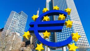 Eurotower, headquarters of the Single Banking Supervision Mechanism, SSM, with Euro symbol, Frankfurt am Main, Hesse, Germany