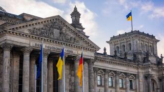 Das Reichstagsgebaeude beflaggt mit der ukrainischen Flagge, aufgenommen anlaesslich des dritten Jahrestages des voelkerrechtswidrigen Angriffskrieges der Russischen Foederation auf die Ukraine, in Berlin, 24.02.2025. Berlin Deutschland *** The Reichstag 