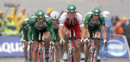(dpa) - Team Credit Agricole, led by Norwegian cyclist Thor Hushovd (C), rides during the 64.5 km long fourth stage of the Tour de France from Cambrai to Arras, France, 7 July 2004. Heavy rains throughout the stage caused many crashes and defects. The tea