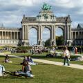 People seated in the Cinquantenaire Park, enjoying the sunshine at the end of September.| Les gens sont assis dans le parc du cinquantenaire et profit