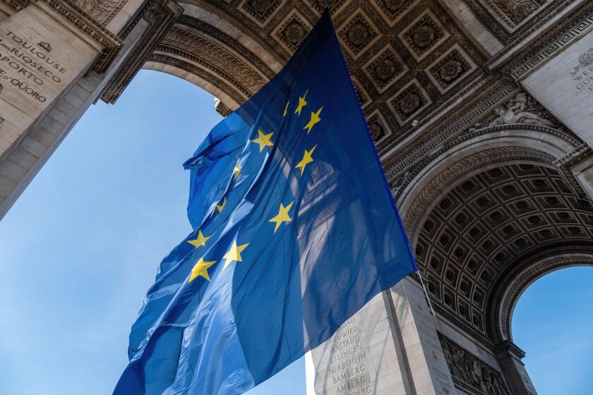 Eu flag paris France_alamy_6Apr23