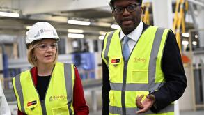 British Prime Minister Liz Truss and Chancellor of the Exchequer Kwasi Kwarteng visit Berkeley Modular, in Northfleet, Kent, Britain, September 23, 2022. REUTERS/Dylan Martinez/Pool