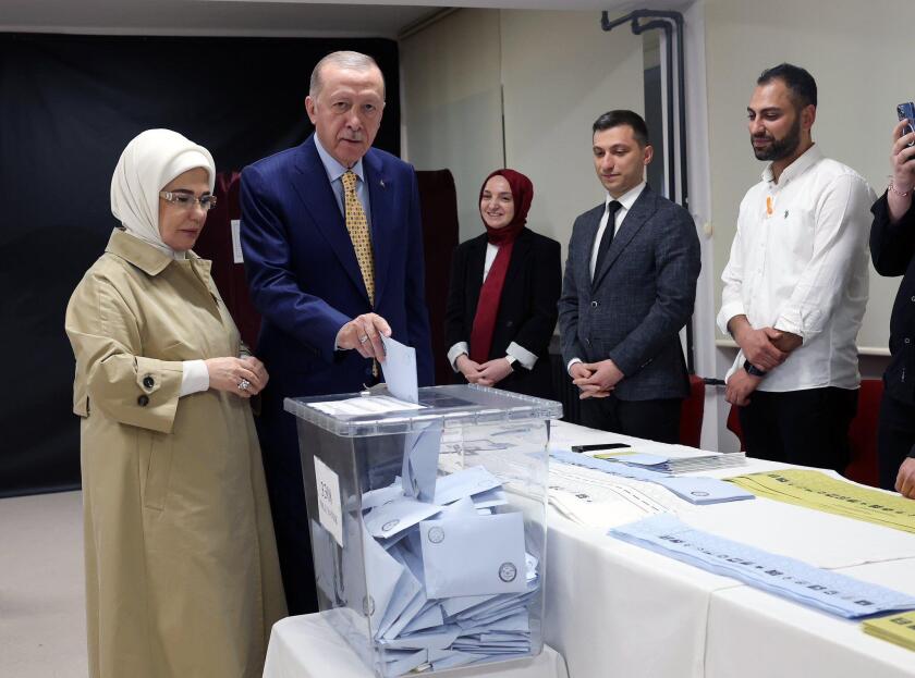 (240401) -- BEIJING, April 1, 2024 (Xinhua) -- Turkish President Recep Tayyip Erdogan casts his vote in Istanbul, T¨¹rkiye, March 31, 2024. Voters flocked to the polls on Sunday in Istanbul, T¨¹rkiye's financial and cultural hub, for the country's local e