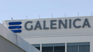 ARCHIVE --- Logo von Galenica, am Gebaeude des Tochterunternehmens Vifor in Villars-sur-Glane bei Fribourg Sued, aufgenommen am 18. August 2004. Die Berner Pharmagruppe Galenica stoesst in neue Dimensionen vor. Sie will das kanadische Pharmaunternehmen As