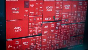 September 13, 2022: All red stocks on SP 500 display during a day where all shares fell and investors loose money. Stock market crash during recession