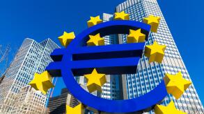 Eurotower, headquarters of the Single Banking Supervision Mechanism, SSM, with Euro symbol, Frankfurt am Main, Hesse, Germany