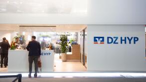 Union Investment DZ Hyp Bank bei der 24. Internationale Fachmesse fur Immobilien und Investitionen Expo Real am 6.10.2022 in Munchen. Seit 1998 findet die Fachmesse fur Immobilien und Investitionen jahrlich im Oktober in der bayerischen Landeshauptstadt M