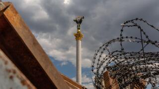 Kyiv, Ukraine. 9th June, 2022. The Independence monument on the Maidan Square is seen through metal road barricades and barbed wire in the Old Town of Kyiv. As the Russian Federation invaded Ukraine 3 and a half months ago, fierce fighting continues in th