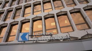 Foto Manuel Geisser 17.10.2023 Stadt Luzern. Bild : Luzerner Kantonalbank Logo Schriftzug *** Photo Manuel Geisser 17 10 2023 city Lucerne picture Luzerner Kantonalbank logo lettering Credit: Imago/Alamy Live News