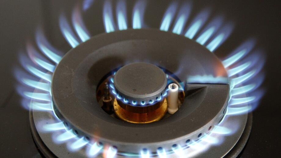 Die Gasflamme eines Gasherds, aufgenommen in Heidelberg am Mittwoch, 5. Maerz 2008. Das Bundeskartellamt geht massiv gegen die hohen Gaspreise in Deutschland vor. Die Wettbewerbsbehoerde leitete gegen rund 35 Gasversorger ein Missbrauchsverfahren wegen de