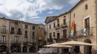 En el centro de Besalu se encuentra la Plaza de la Libertad, una plaza muy antigua rodeada de arcos de medio punto. Girona, Espana
