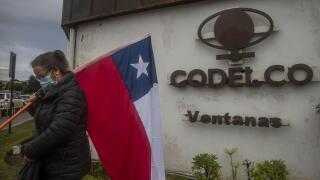 Codelco workers (copper workers), after reaching an agreement with the government to initiate a conjunct work table and safeguard the jobs of workers in the Ventanas codelco foundry, end the national strike. In addition to a fair transition agreement for