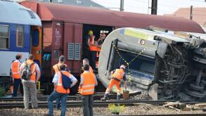 Bildnummer: 60121961  Datum: 13.07.2013  Copyright: imago/Xinhua
(130713) -- PARIS, July 13, 2013 (Xinhua) -- Working staff of French national railway company SNCF are seen during clearance work at the site of derailed train in a railway station in Bretig