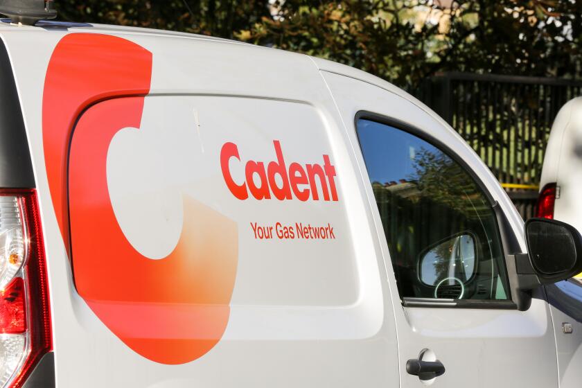 London. UK 22 Oct 2018 - Cadent Gas engineers repairing a major gas leak on AA105 Green Lanes in Harringay, north London. Over 100 people have been put into hotels as a large area has been cordoned off. A105 Green Lanes both ways closed due from Seven Sis