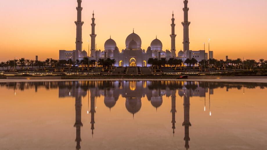 Sheik Zayed Grand Mosque in Abu Dhabi after sunset