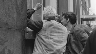 Noise action against front door regulation at city hall; demonstrators banging on meeting room windows, March 4, 1985, demonstrators, The Netherlands, 20th century press agency photo, news to remember, documentary, historic photography 1945-1990, visual s