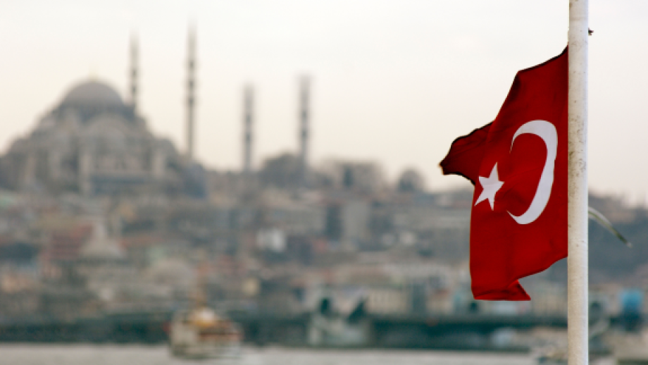 Turkish flag Istanbul skyline Alamy 23Apr24.png