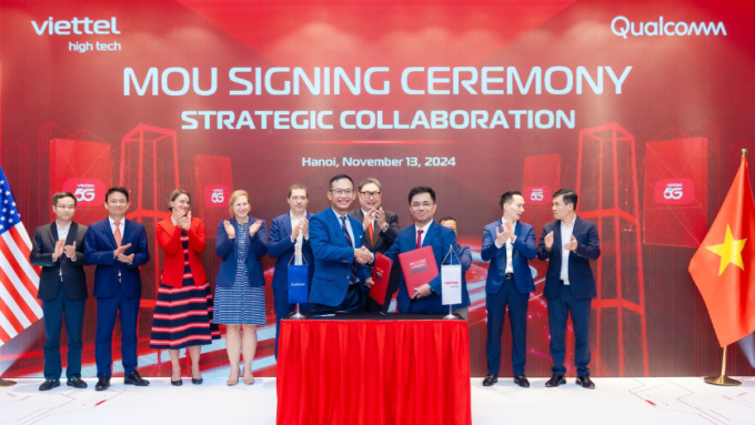 Leaders from Viettel and Qualcomm celebrate following the launch of Viettel's Open RAN 5G Network at the 5G Open RAN Connect event