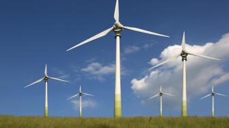 Windrader auf einer Wiese Thema Energie und Umweltschutz. Image shot 12/2013. Exact date unknown.