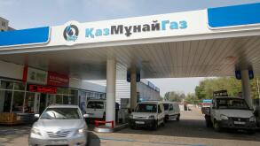 A view shows cars at a Kazakh state-owned oil and gas company KazMunayGas gas station in Almaty, Kazakhstan, May 4, 2016.  REUTERS/Shamil Zhumatov