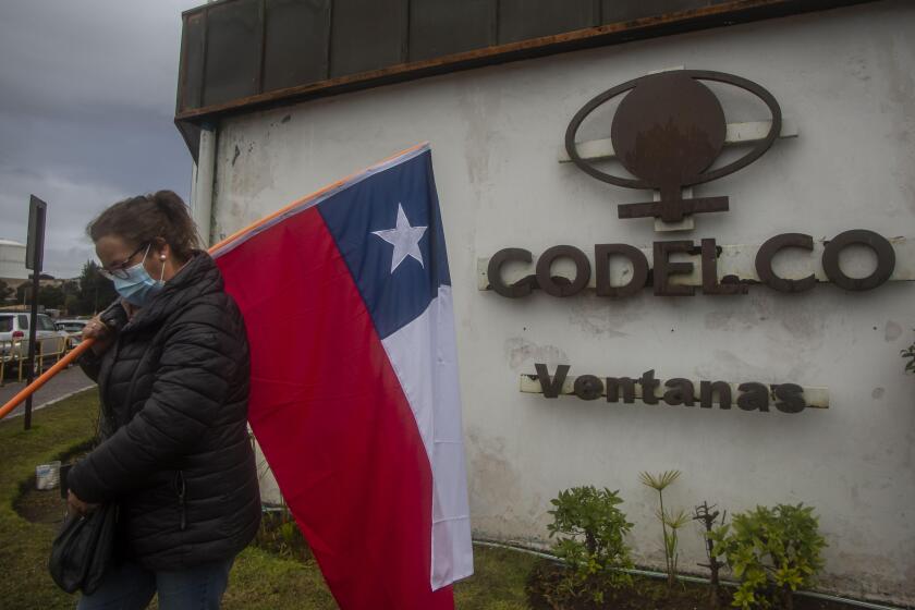 Codelco workers (copper workers), after reaching an agreement with the government to initiate a conjunct work table and safeguard the jobs of workers in the Ventanas codelco foundry, end the national strike. In addition to a fair transition agreement for 