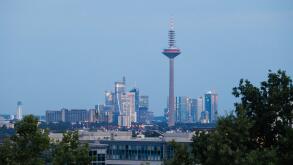 PRODUCTION - 31 July 2024, Hesse, Frankfurt/M.: View of the Frankfurt television tower, known as the Europaturm or Ginnheimer Spargel, in front of the city skyline. Elevator manufacturer Schindler uses it to test various components of its elevators. Photo
