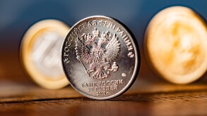 The Russian rouble between Dollar and Euro 