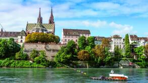 Kanton Basel-Stadt: Blick von der Kleinbasler Seite auf die Altstadt mit Muenster, Schweiz | usage worldwide