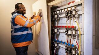 HAARLEM - An employee of Alliander on a project of network operator Liander. The Alliander subsidiary will lay 4,500 kilometers of new cables in the regions of Gelderland and Noord-Holland Noord and will install around 1,600 transformer houses. ANP RAMON 