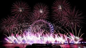 London, Britain. 1st Jan, 2025. Fireworks explode over the London Eye in London, Britain, Jan. 1, 2025. Credit: Li Ying/Xinhua/Alamy Live News