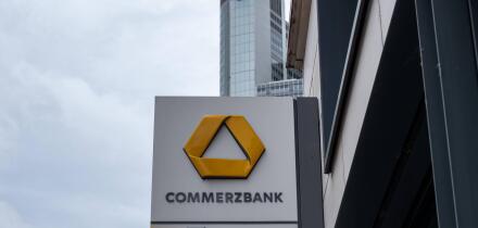 Commerzbank Logo in Frankfurt am Main 01.09.25, Frankfurt: Symbolfoto, Illustrationsbild, Symbolbild, Illustrationsfoto, Alltagsszene AuBenaufnahme eines Commerzbank-Schildes an einer Filiale. Im Hintergrund ist der Commerzbank Tower mit dem markanten Log