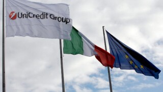 alamy 2021-07-21 unicredit flags 575x375