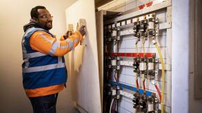 HAARLEM - An employee of Alliander on a project of network operator Liander. The Alliander subsidiary will lay 4,500 kilometers of new cables in the regions of Gelderland and Noord-Holland Noord and will install around 1,600 transformer houses. ANP RAMON 