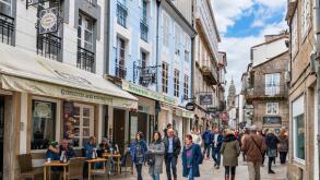 Cafes, bars and shops on Rua do Franco in the old town, Santiago de Compostela, Galicia, Spain
