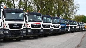 MAN Nutzfahrzeuge, gebrauchte M.A.N. LKW bei einem Nutzfahrzeughandler in Bayern. Im Jahr 2024 setzten die Marken der Traton Group, MAN, Scania, Volkswagen Truck and Bus, International Motors und Neoplan insgesamt rund 334000 Fahrzeuge ab. Das Angebot umf