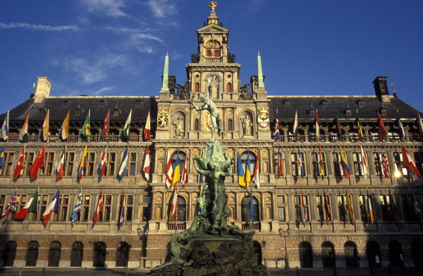 BEL, Belgium, Antwerp, the Brabo fountain in front of the Rathaus at the market.

BEL, Belgien, Antwerpen, der Brabobrunnen vor 