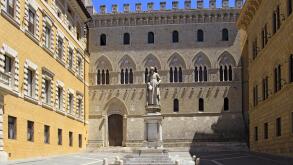 Italien, Toskana, Siena, Banca Monte dei Paschi di Siena, Palazzo Salimbeni mit Statue des Kanonikers Sallustion Bandini,Italy,