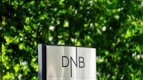 Oslo 20240910. The logo of the Norwegian Bank DNB outside head offices in Bjorvika. Today it became known that DNB will cut staff, and the bank announces that 500 positions will be cut.
Photo: Fredrik Varfjell / NTB