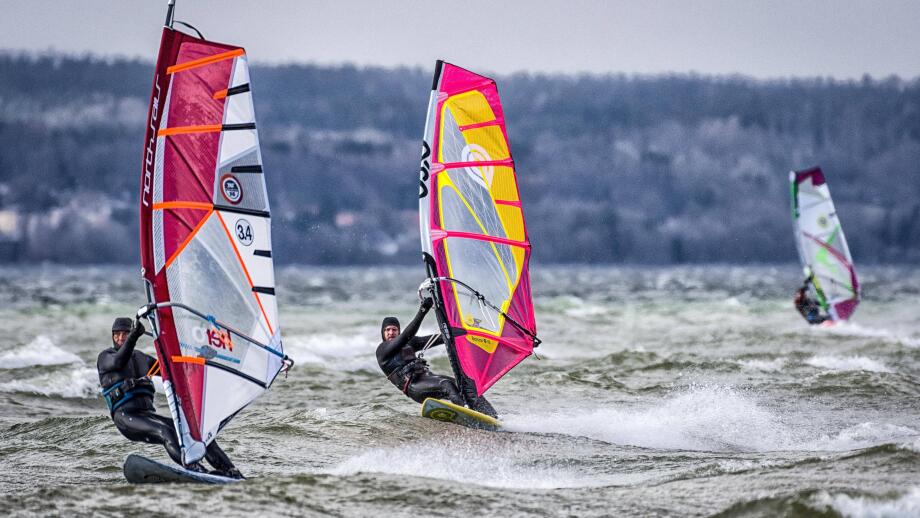 Windsurfers on the stormy Lake Starnberg [automated translation]